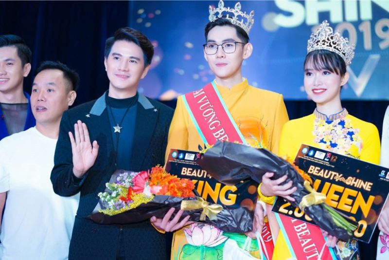 Từ phải sang: Hoa khôi Khánh Huyền và Nam vương Anh Tài