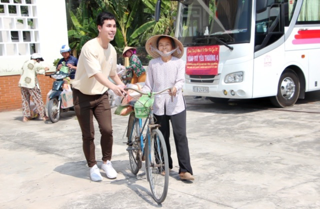 Á vương Hoàng Phi Kha đem "Vòng tay yêu thương" đến với bà con nghèo Tiền Giang