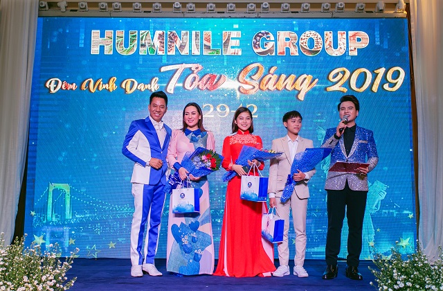 Ca sĩ Phi Nhung và 2 con nuôi là Tuyết Nhung và Hồ Văn Cường tham dự đêm vinh danh của mỹ phẩm Humnile