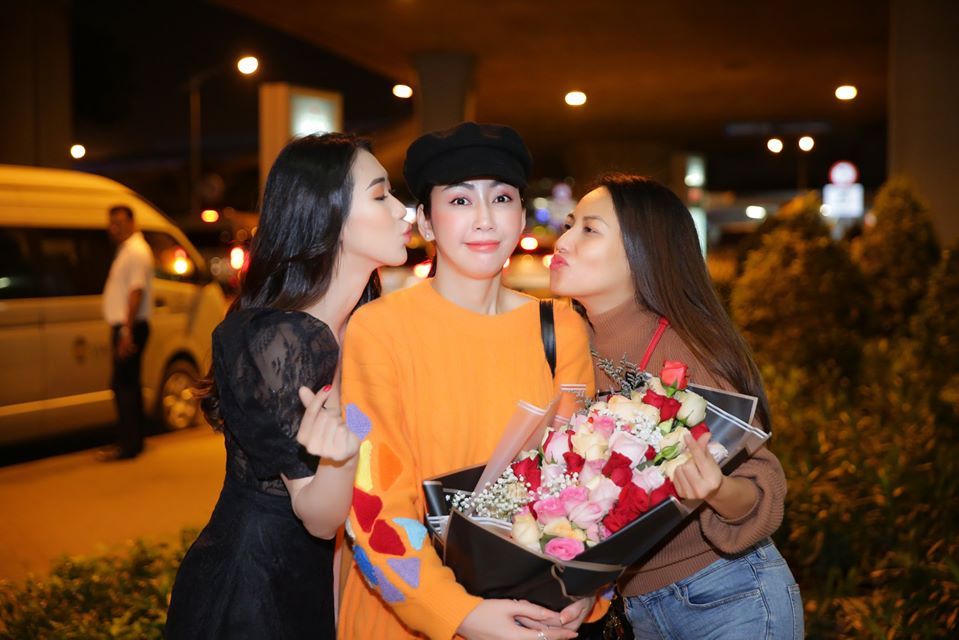 NTK Võ Nhật Phượng được bạn bè chào đón tại sân bay