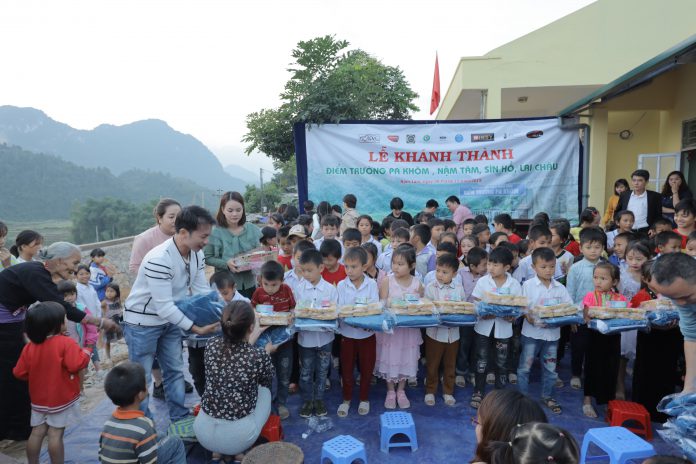 Các học sinh còn được tặng quà trong ngày Khánh thành trường mới