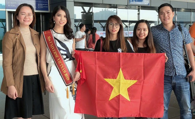 Hoa hậu Phan Hiếu được người thân và fans đưa tiễn tại sân bay
