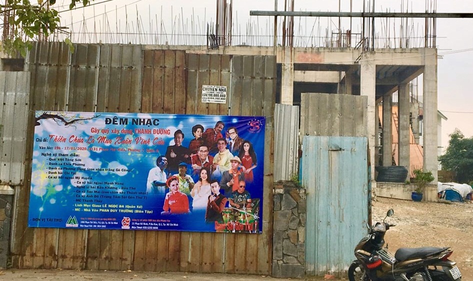 Poster đêm nhạc được treo tại công trường