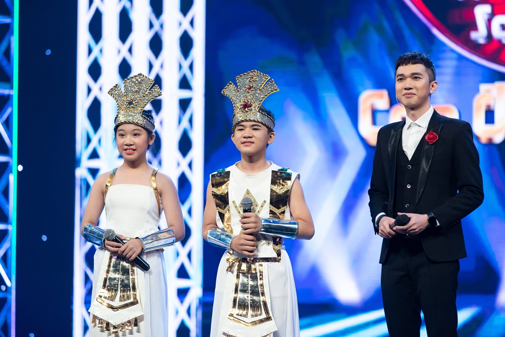 Bé Ngọc Giàu và Văn Minh trong tiết mục Lời ru Âu Lạc mở đầu cho tập 8 Tuyệt định song ca - Cặp đôi vàng nhí 2020