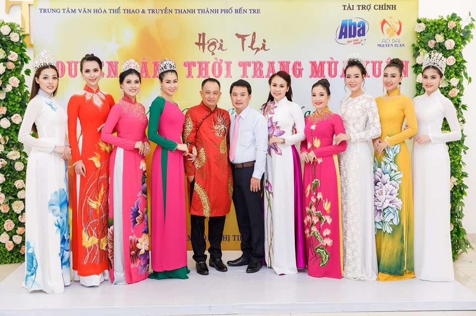 NTK Nguyễn Tuấn và Ông Phan Văn Hải - Giám đốc Trung tâm Văn hóa - Thể thao và Phát thanh TP Bến Tre (Trưởng Ban tổ chức hội thi) cùng các người đẹp tron Ban giám khảo