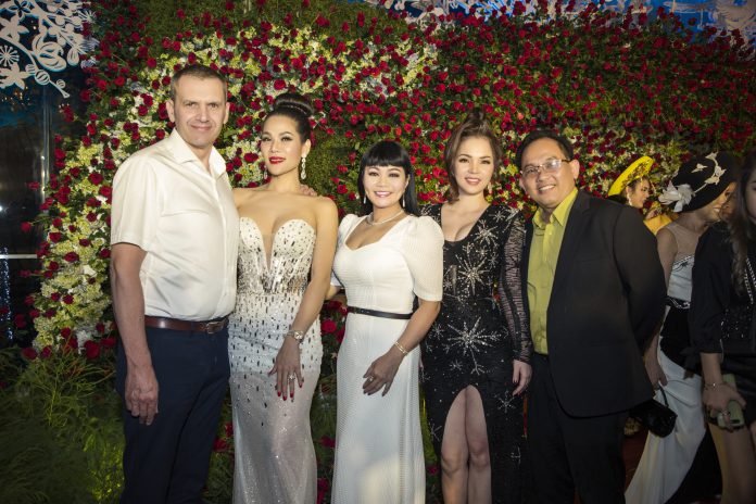 Vợ chồng Hoa khôi Hương Hoàng cùng nghệ sĩ Ngọc Huyền và các khách mời tại sự kiện