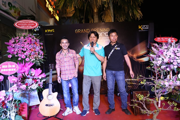 Đạo diễn Khoa Nguyễn (giữa) cùng các thành viên chủ chốt trong Công ty KPro