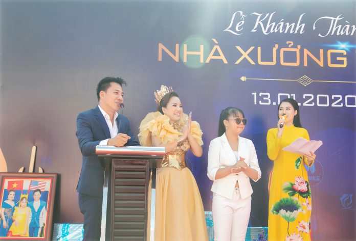 Doanh nhân Lê Trần Trí Dũng, Á hậu Đặng Ngọc Trúc và con gái tại Lễ Khánh Thành