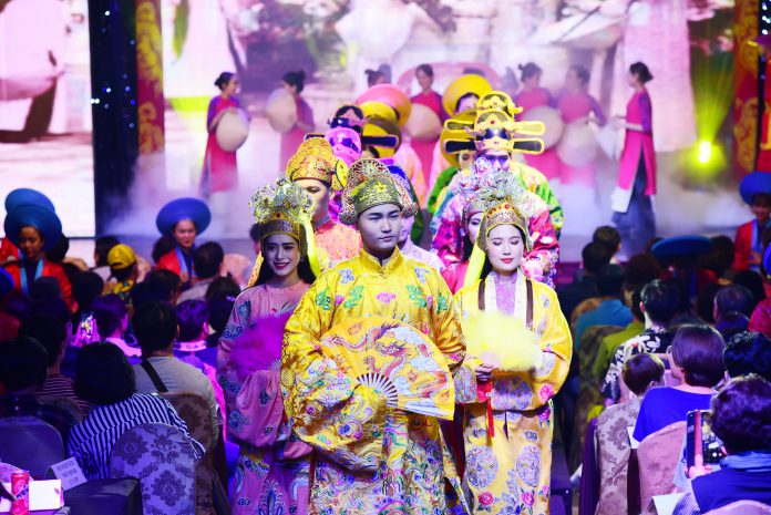Áo dài show tại Huế