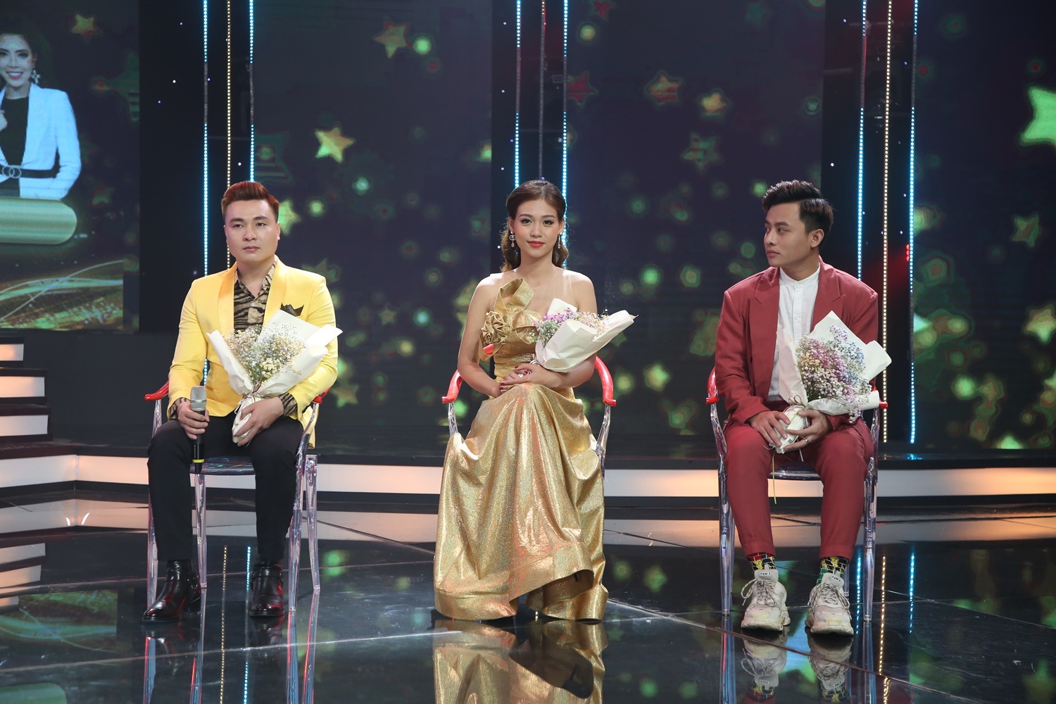 Khánh Tiên (giữa) từng là nhân viên Ngân hàng trước khi đi hát
