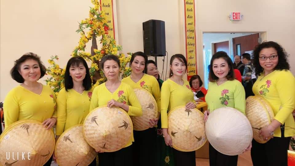 Hoa hậu Lê Ngọc Dung (giữa) tham gia biểu diễn văn nghệ mừng xuân tại Chùa Đại Bi