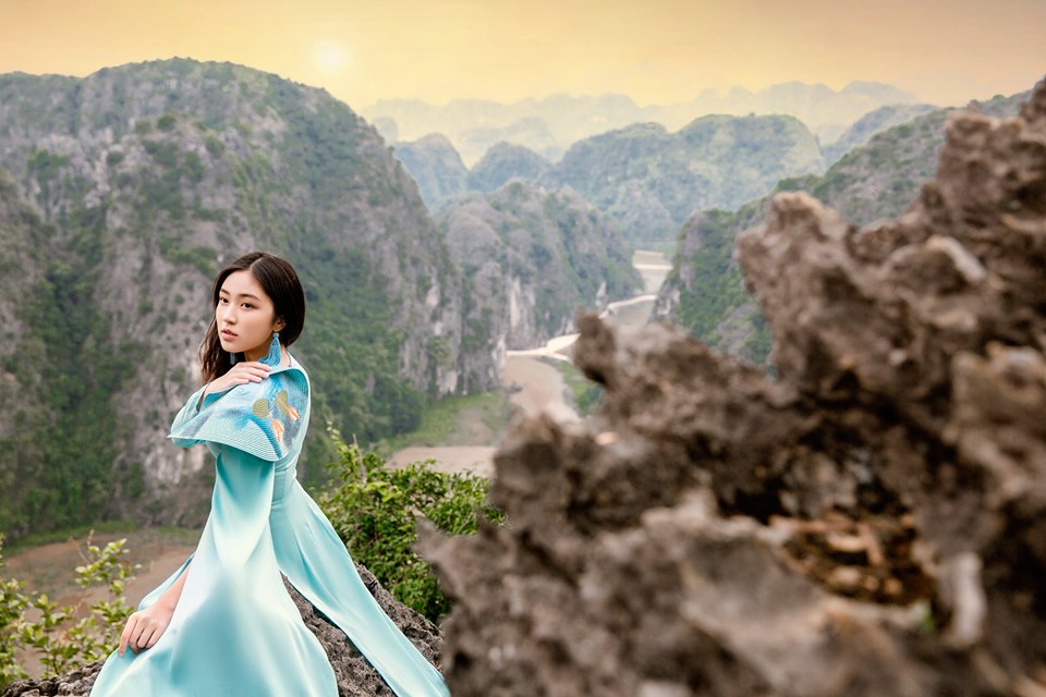 Đại sứ áo dài Việt Nam Vũ Trần Bảo Nguyên trong bộ áo dài mới nhất của NTK Việt Hùng