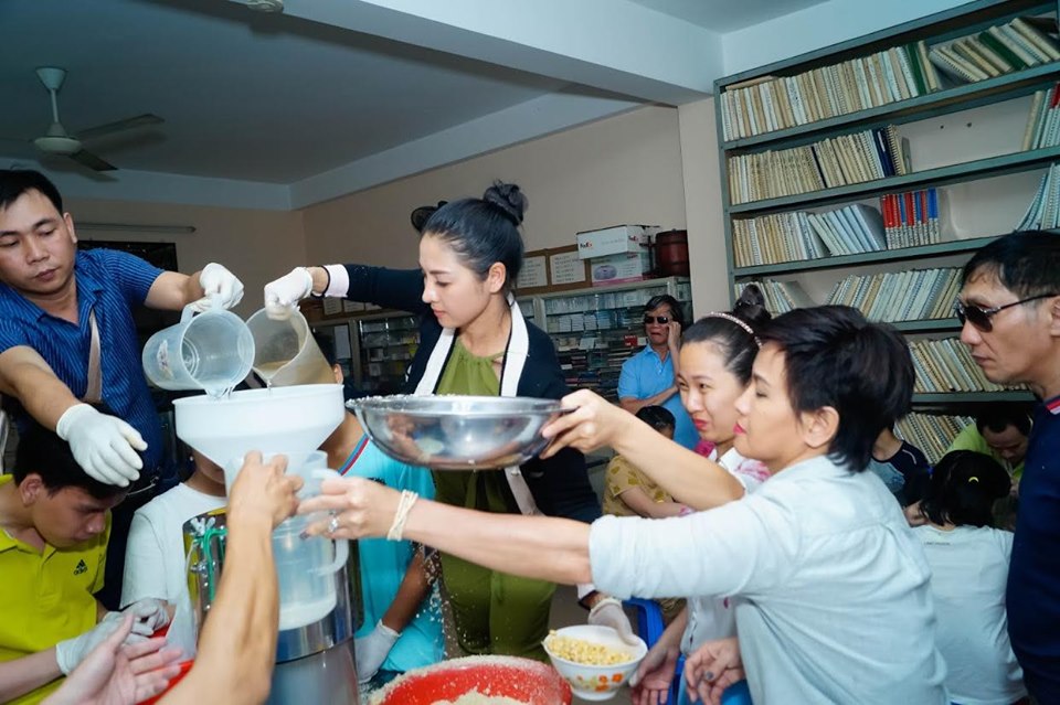 Á hậu Thái Nhã Vân cùng với các mạnh thường quân hướng dẫn cách nấu sữa đậu nành cho các em khiếm thị