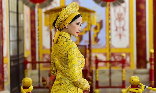 Á hậu Trang Thảo trong trang phục áo dài cung đình