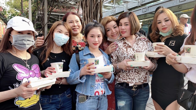 Hoa hậu Châu Mai Thảo (thứ 2 từ phải sang) và các chị em kiều bào người Việt tại Đài Loan cùng nhau làm từ thiện