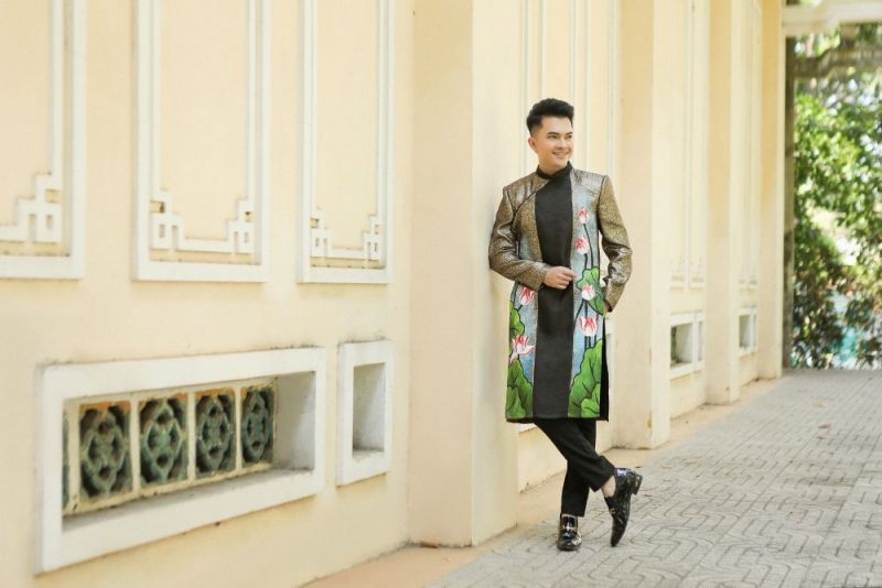 Diện Áo dài Việt Hùng, Ca sĩ Nam Cường trẻ trung, lịch lãm dưới ống kính của Hứa Quý Long