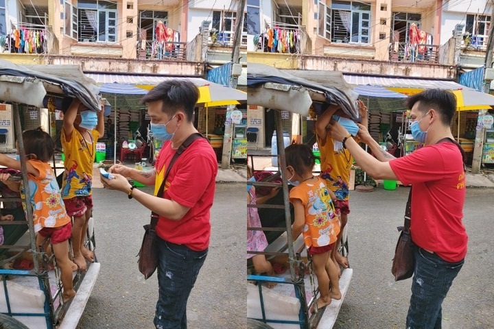 Dương Chấn Huy phát khẩu trang cho các em nhỏ và khyuên ra đường phải đeo khẩu trang