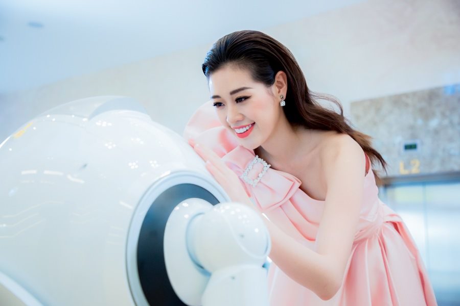 Hoa hậu Khánh Vân và robot OPBA