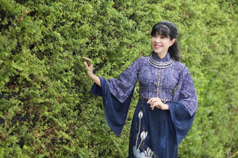 MC Quỳnh Hoa diện Áo dài Việt Hùng làm người mẫu ảnh cho Lễ hội Áo dài