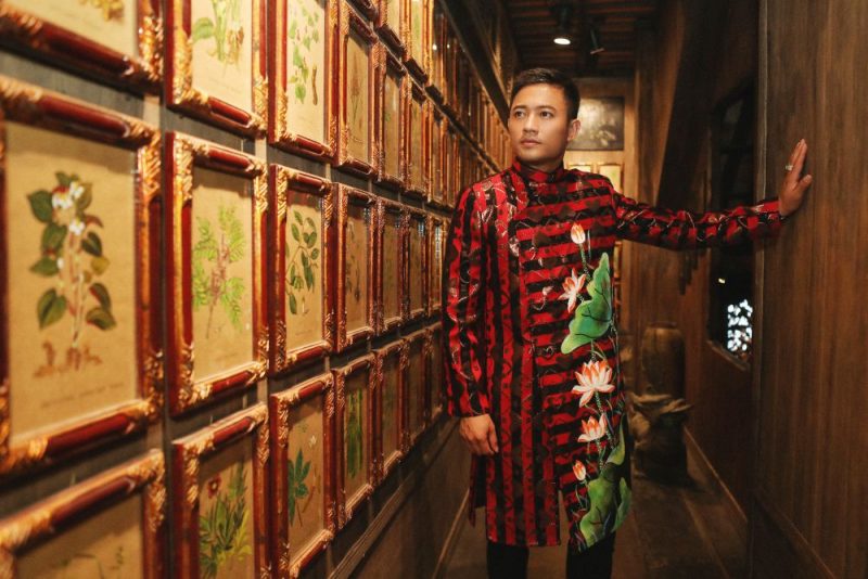 Nghệ sĩ Quý Bình đầy vẻ nam tính trong Áo dài Việt Hùng