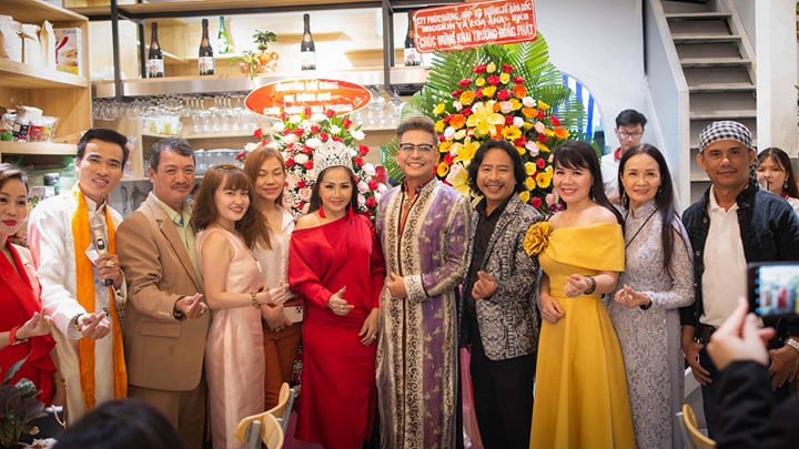 Đông đảo nghệ sĩ đến chúc mừng khai trương quán Bụt Chay