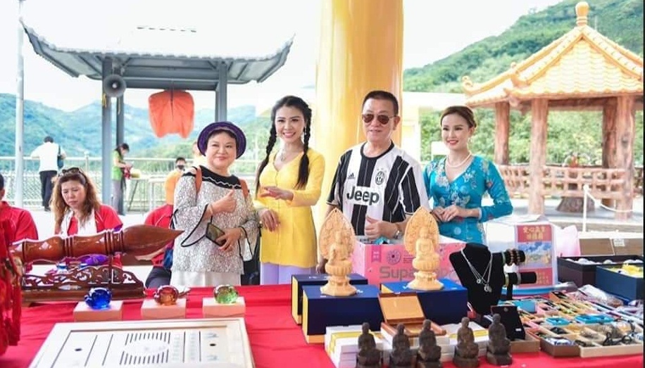 Hoa hậu Lê Khánh Tiên (thứ 2 từ trái sang) cùng với các doanh nhân Đài Loan và Việt Nam tổ chức bán hàng gây quỹ cho chùa