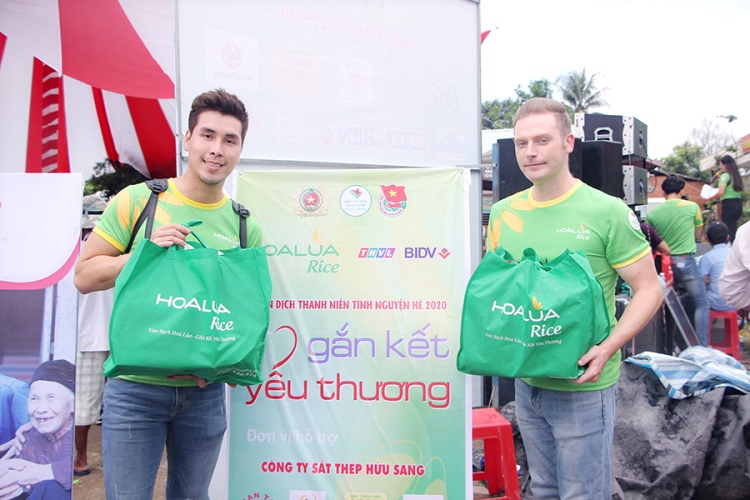 Á vương Hoàng Phi Kha và ca sĩ Kyo York cùng Gạo Hoa Lúa đến với bà con nghèo vùng hạn mặn