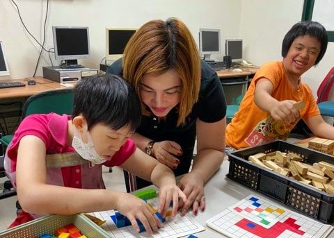 Hoa hậu Châu Mai Thảo đang hướng dẫn các em ráp hình
