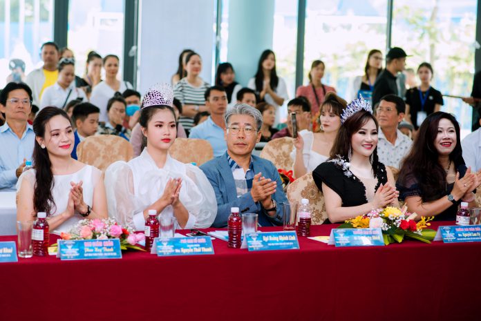 Từ trái sang phải Phó BTC Mrs Nguyễn Thái Thanh, Hoa hậu TTVN 2018 Ngô Hoàng Khánh Linh, Trưởng BTC Mr Lee Kang Shick, Trường BGK – Hoa hậu Doanh nhân Thế giới Người Việt 2018 – Nguyễn Lan Vy, NSUT Hoàng Hằng
