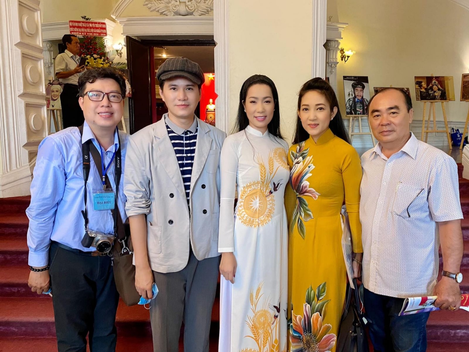 NSƯT Trịnh Kim Chi (giữa) được tín nhiệm bầu làm Phó chủ tịch Hội Sân khấu TP.HCM