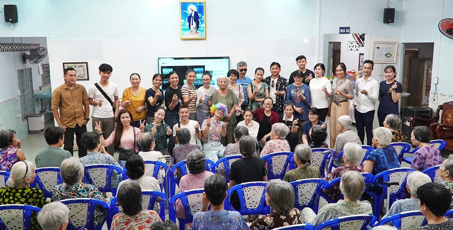 Nhóm Thiện Tâm chụp hình lưu niệm với các cụ già trong buổi giao lưu