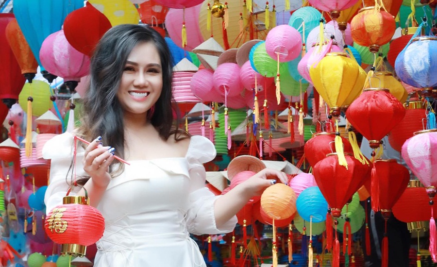 Ca sĩ Võ Linh Phương tại phố lồng đèn Quận 5