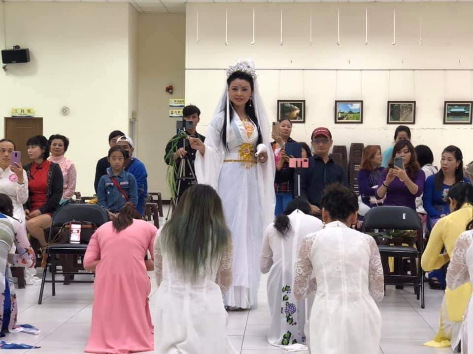 Hoa hậu Lê Khánh Tiên hóa thân Phật Quan Âm ban phước lành đến cho mọi người tại chùa Phật Quang Đài Loan
