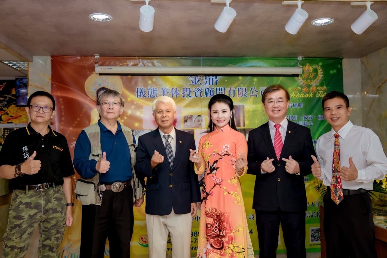 Hoa hậu Lê Khánh Tiên và các khách mời đặc biệt trong ngày khai trương công ty