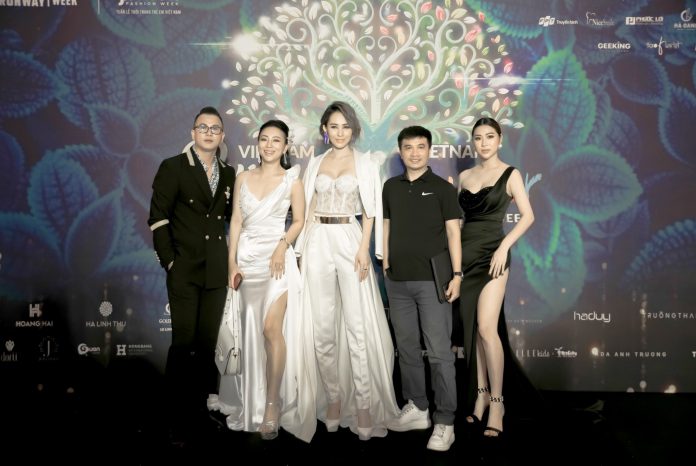 Á hoàng Kim Thảo (bìa phải) cùng dàn sao tại sự kiện