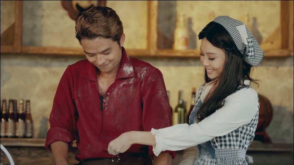 Cảnh trong MV 'Trăng rơi vào đơn côi