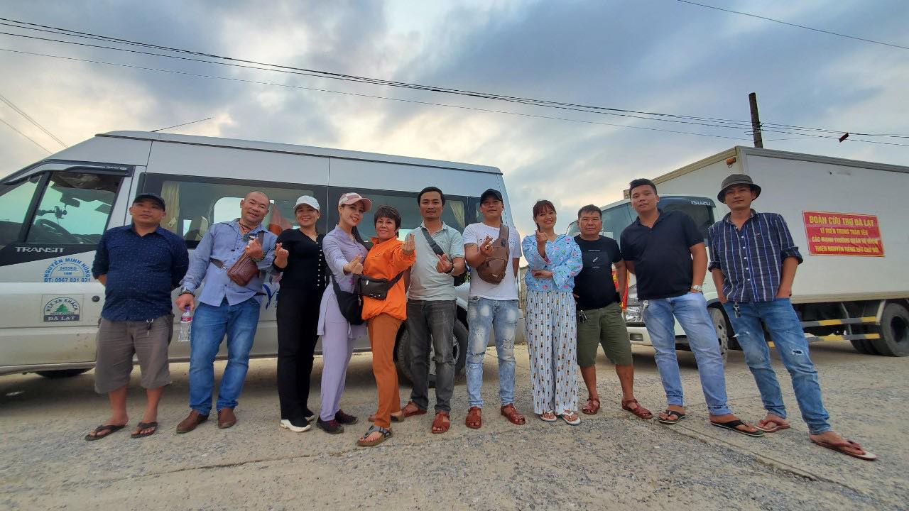 Nhóm thiện nguyện Tiếng Hát Cho Đời trên đường ra miền Trung
