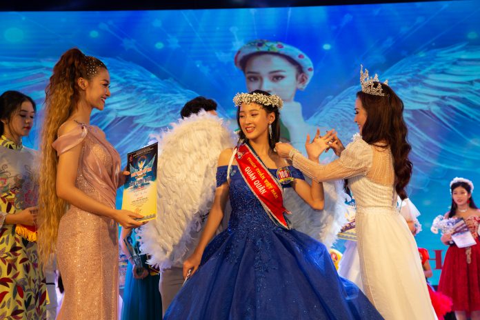 Khoảnh khắc Hà Linh đón nhận giải thưởng của mình