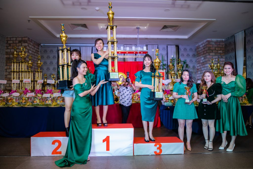 "Cô gái vàng ngành Nail" Lâm Hương Giang thành công với vai trò người cầm cân nảy mực