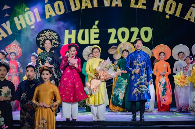 Tổng đạo diễn Nguyễn Lan Vy nhân hoa tri ân từ Ban tổ chức chương trình