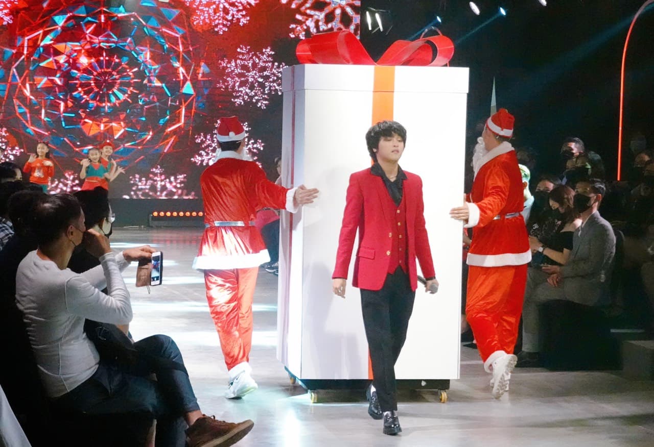 Thiên Khôi vừa làm ca sĩ, vừa biểu diễn thời trang trong sự kiện Vietnam International Fashion Festival