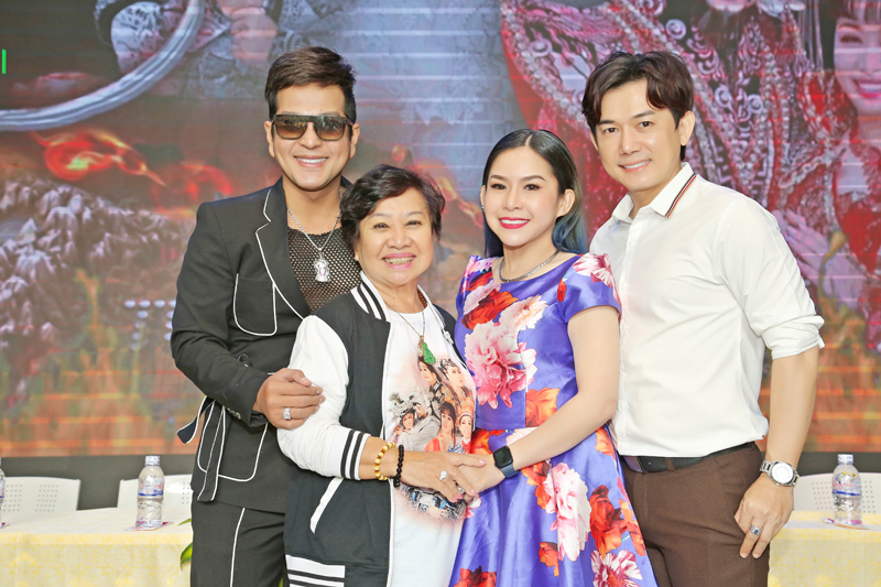 Bình Tinh cùng mẹ Bạch Mai và người anh chủ chốt trong đoàn Huỳnh Long: Hoàng Đăng Khoa và Thái Vinh