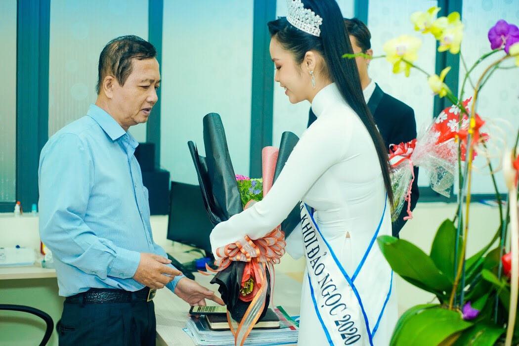 Hoa khôi Nguyễn Đông Nghi tặng hoa thầy hiệu trưởng Trường quốc tế Việt Mỹ