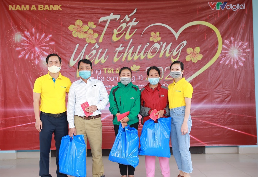 Đại diện Nam A Bank tặng quà Tết và lì xì cho 3 hộ gia đình có người thân bị vùi lấp trong trận sạt lở thủy điện Rào Trăng 3