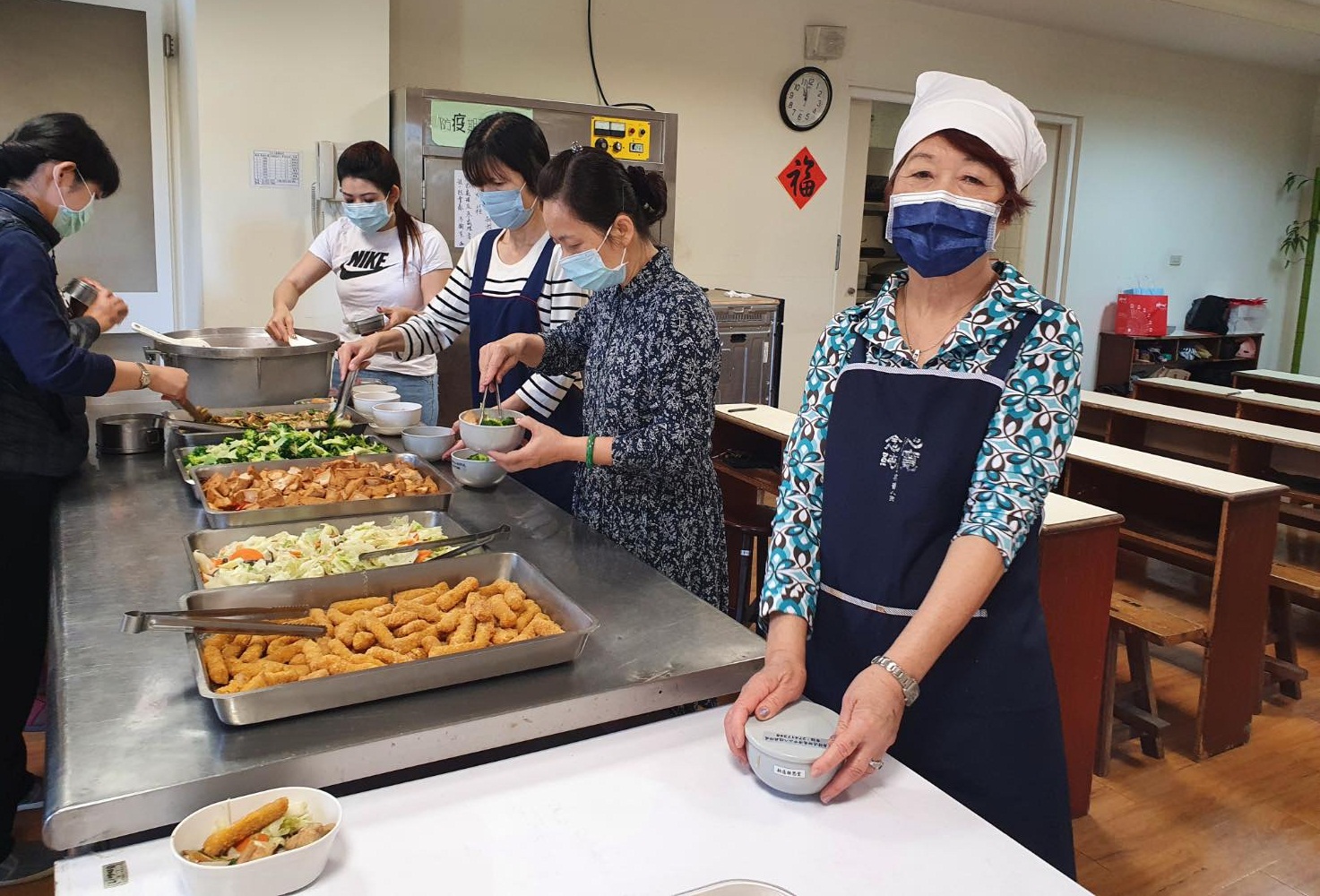 Á hậu Ngọc Đình cùng nhóm thiện nguyện của mình âm thầm nấu cơm chay và phát cho người già neo đơn mỗi tuần