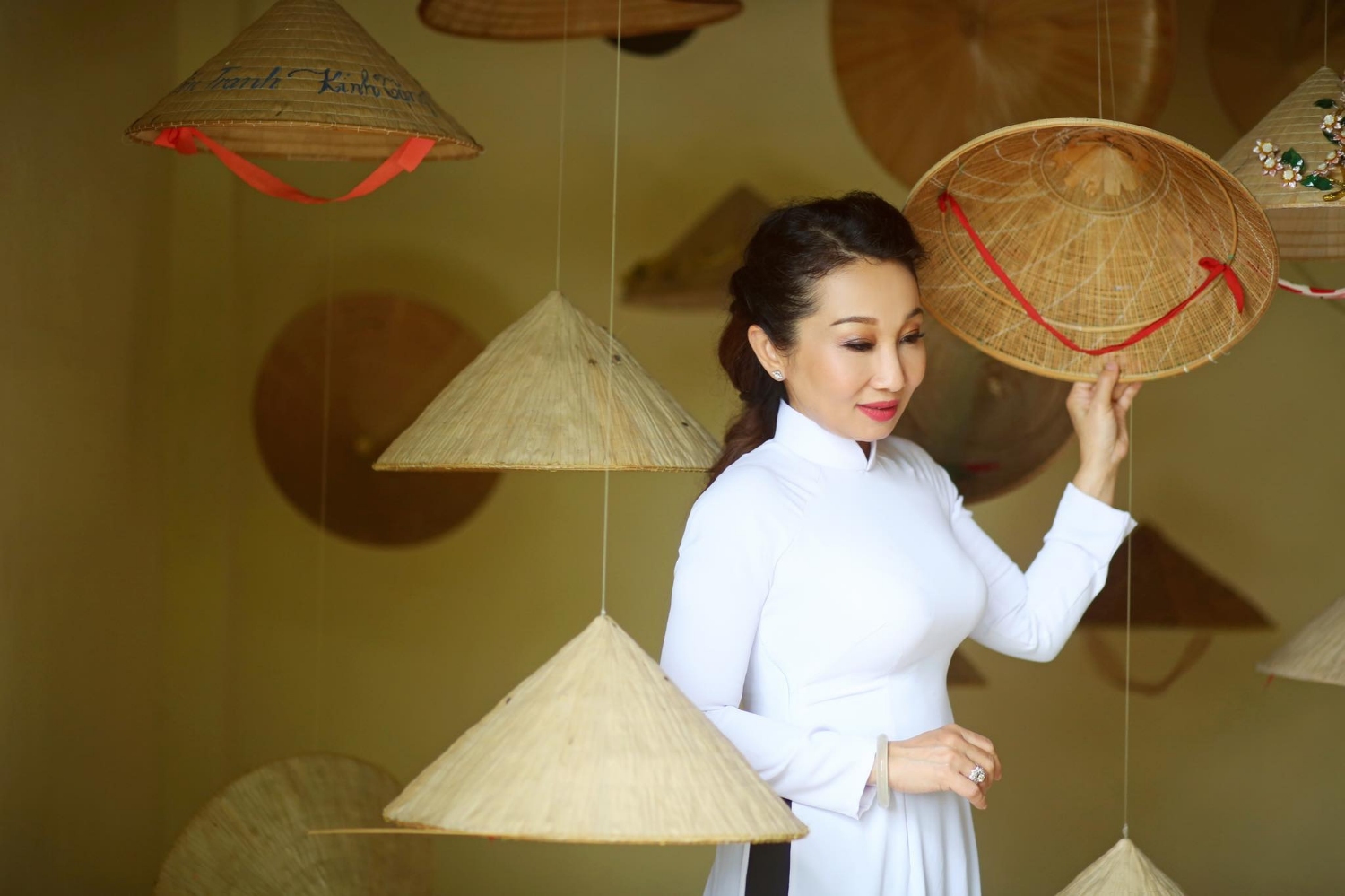 Viện phó - ca sĩ Đức Xuân trong MV mới