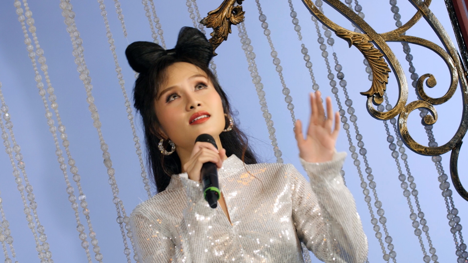 Như Thùy trẻ trung và đầy cá tính với 'Yêu đời' trong đêm chung kết 1