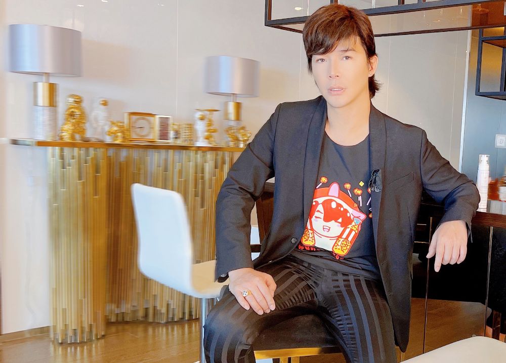 Ca sĩ Nathan Lee với diện mạo mới