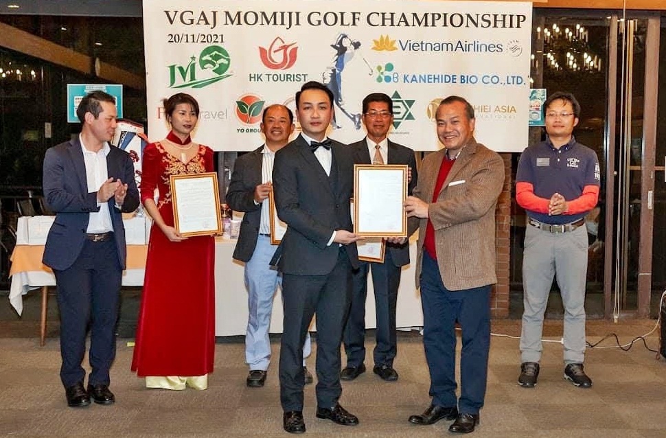 Đại sứ Vũ Hồng Nam (thứ 2 từ phải sang) trao quyết định cho doanh nhân trẻ Đỗ Hoàng Khanh phụ trách Tổng thư ký Ban chấp hành VGAJ GOLF CLUB