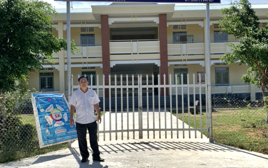 Ông Lê Trí Minh trước nhà hiệu bộ được xây theo kiểu "tiền trảm hậu tấu"